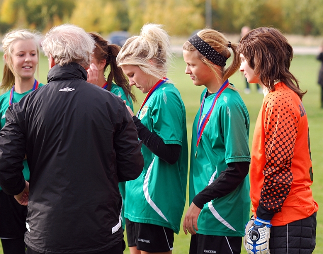 2010_1003_46.JPG - Tjejerna får sina guldmedaljer